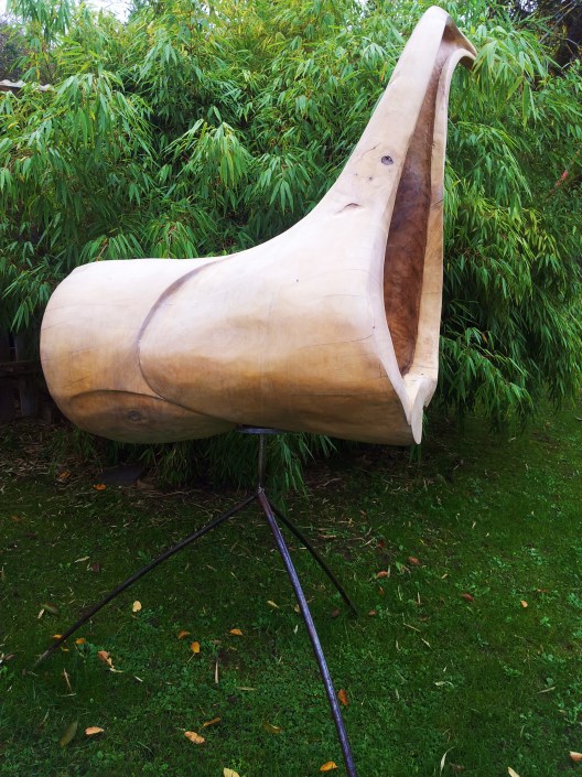 schwebender Spitzrinnenbauch, Ahorn, 110x115x66 cm, (ohne Stahldreifuss)