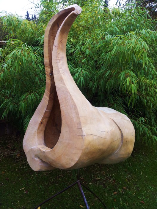 schwebender Spitzrinnenbauch, Ahorn, 110x115x66 cm, (ohne Stahldreifuss)